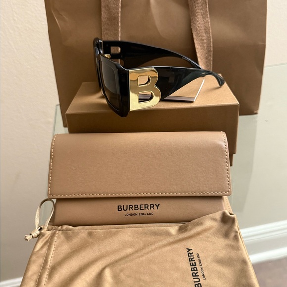 Burberry Sungalsses - Picture 4 of 8